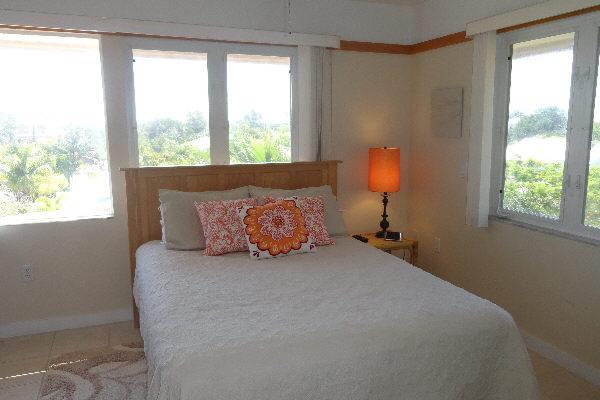 Serenity Four Bedroom Villa โฮล์มส์ บีช ภายนอก รูปภาพ